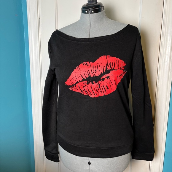 WDIRARA- pre-owned worn 1 time black with red lips printed on front 1X - Picture 2 of 11